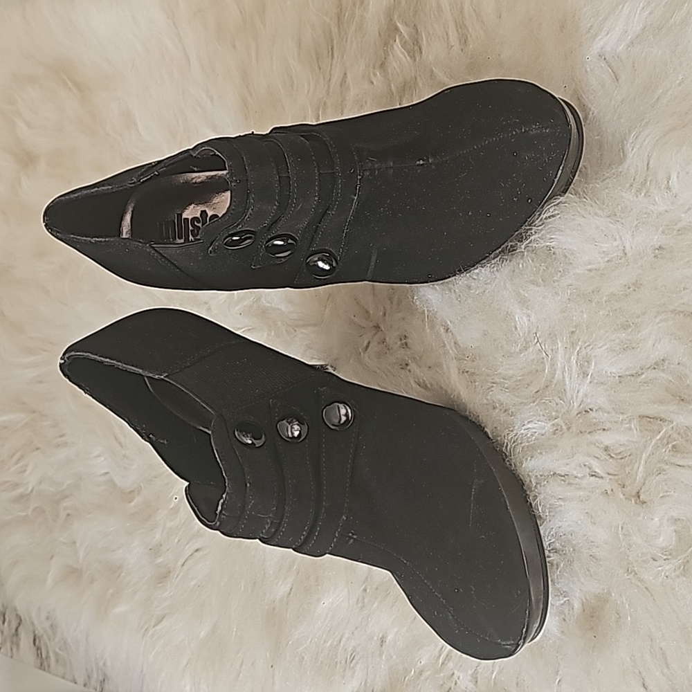 Unlisted E-File black high heel ankle booties 3 buttons side elastic  8 1/2 Med